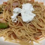 トマト缶でブロッコリーとベーコンのカッテージチーズスパゲッティ