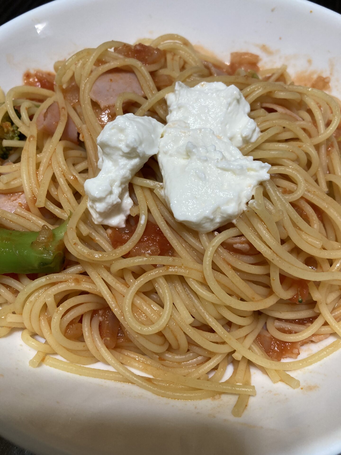 トマト缶でブロッコリーとベーコンのカッテージチーズスパゲッティ