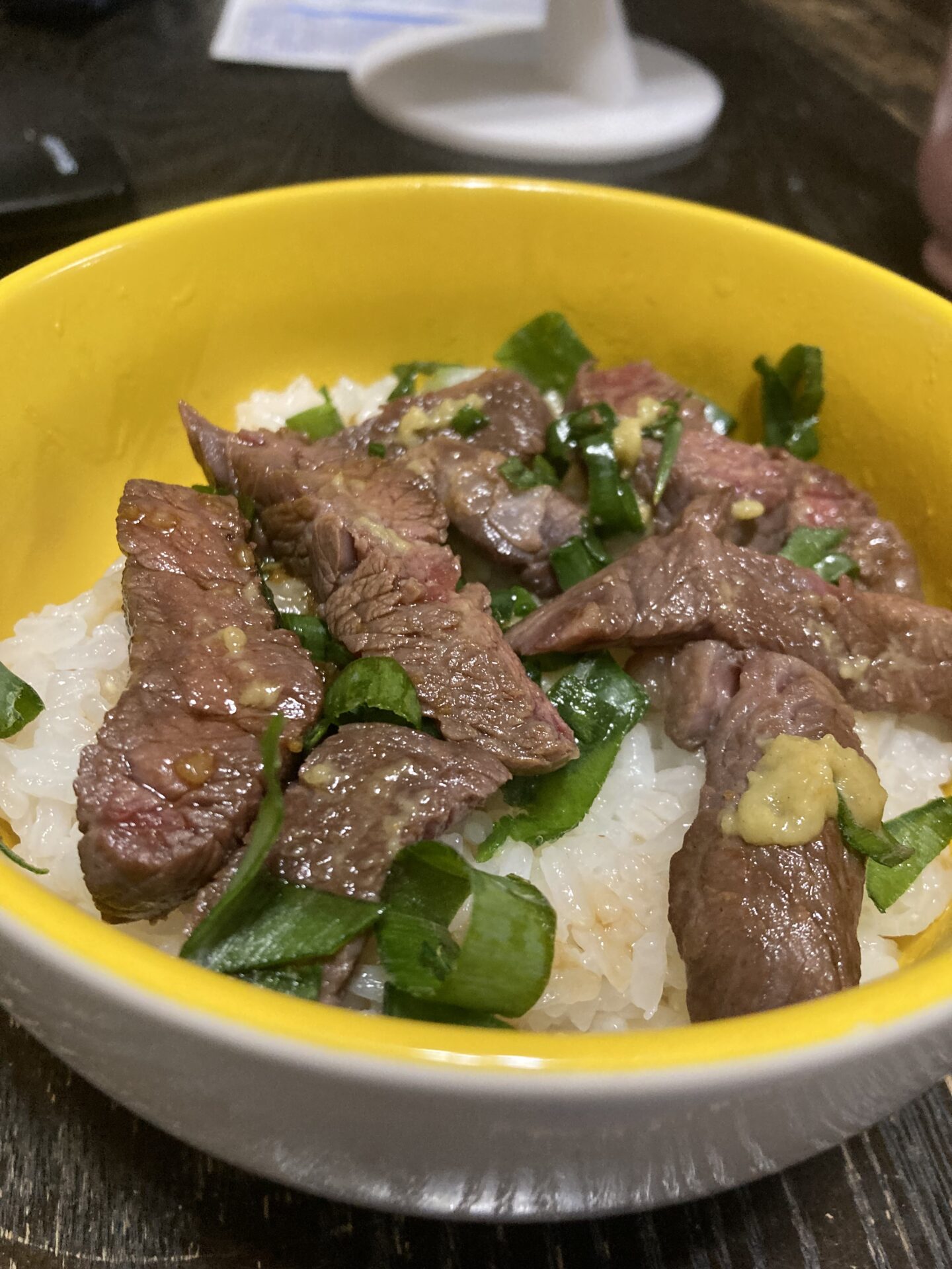 スーパーの安い　牛肉でも肉汁たっぷりのバター醬油ステーキ丼