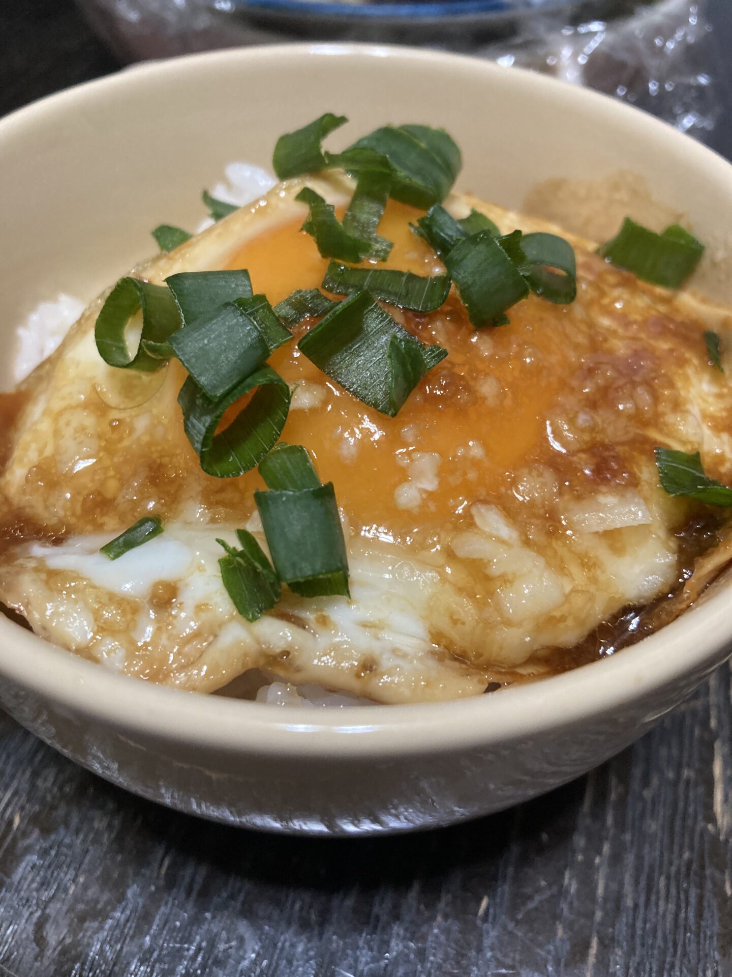 すぐ出来て美味しい！バター醬油目玉焼き丼