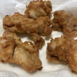 ケンタッキーみたいな衣が黄金色でしっとりしたフライドチキン。