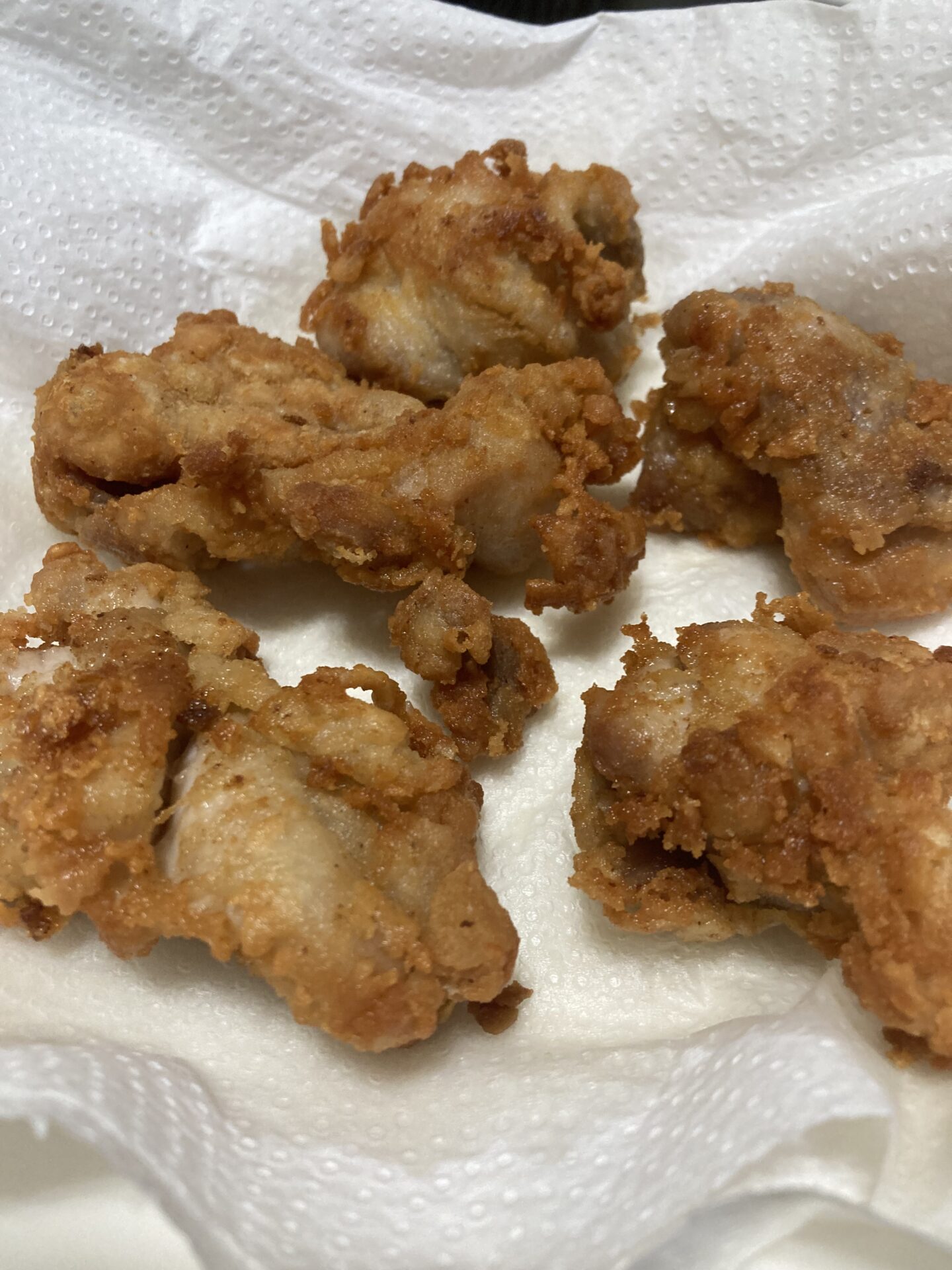 ケンタッキーみたいな衣が黄金色でしっとりしたフライドチキン。