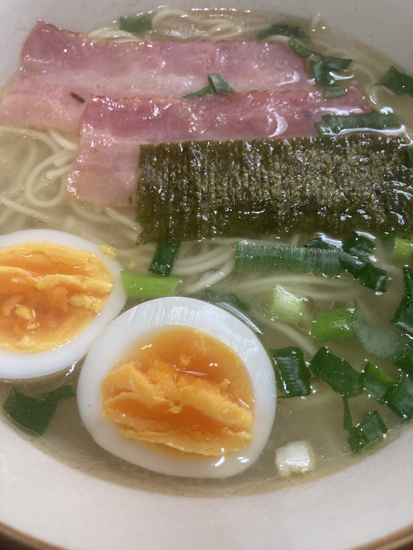 ジブリ系のポニョの雰囲気を味わえる柚子塩ハムラーメン