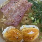 ジブリのポニョみたいなハムラーメン2（濃厚な味わいの醤油ベースのラーメン。）