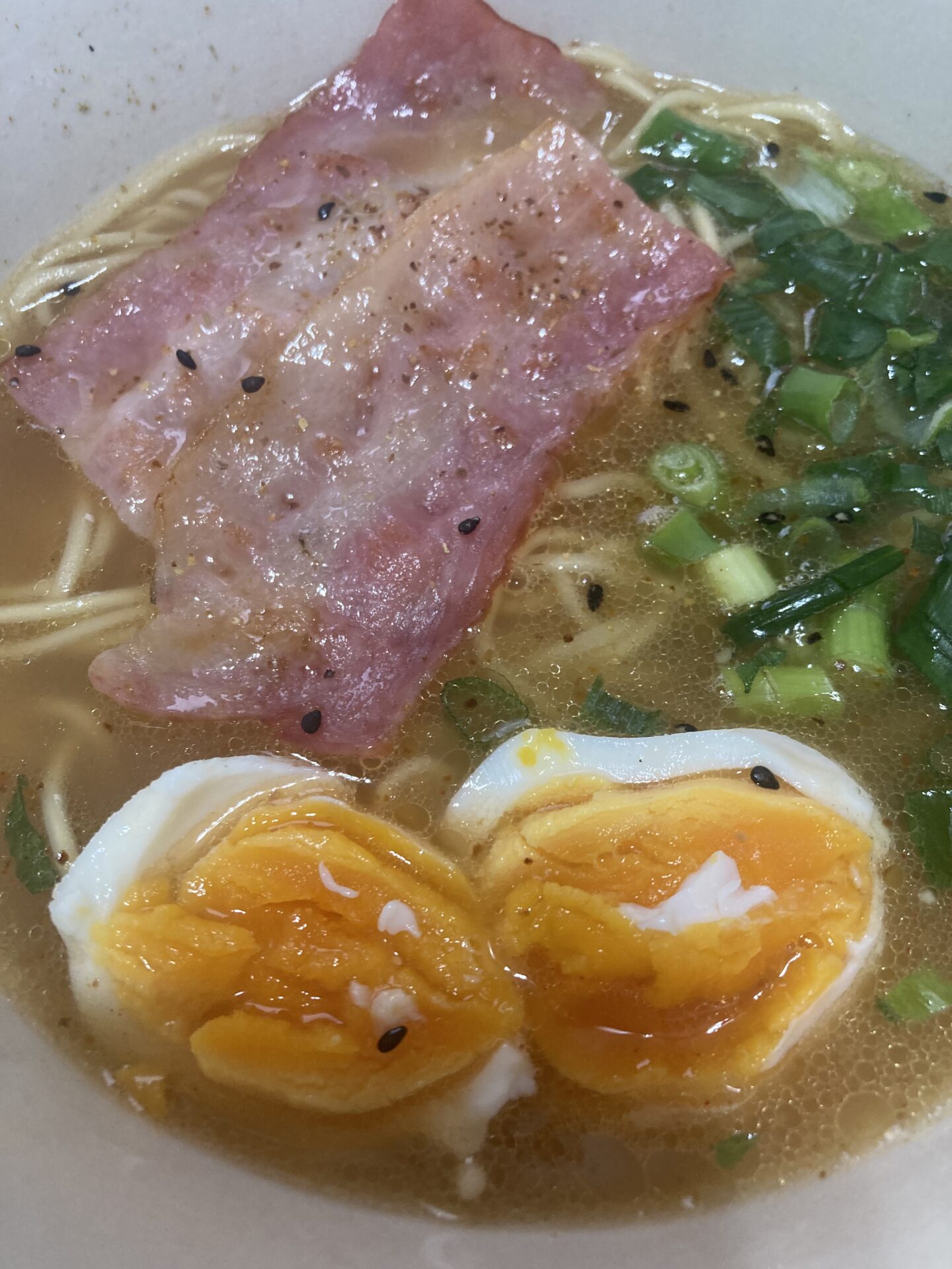 ジブリのポニョみたいなハムラーメン2（濃厚な味わいの醤油ベースのラーメン。）