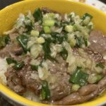 ネギ塩と玉ねぎの焼き肉丼