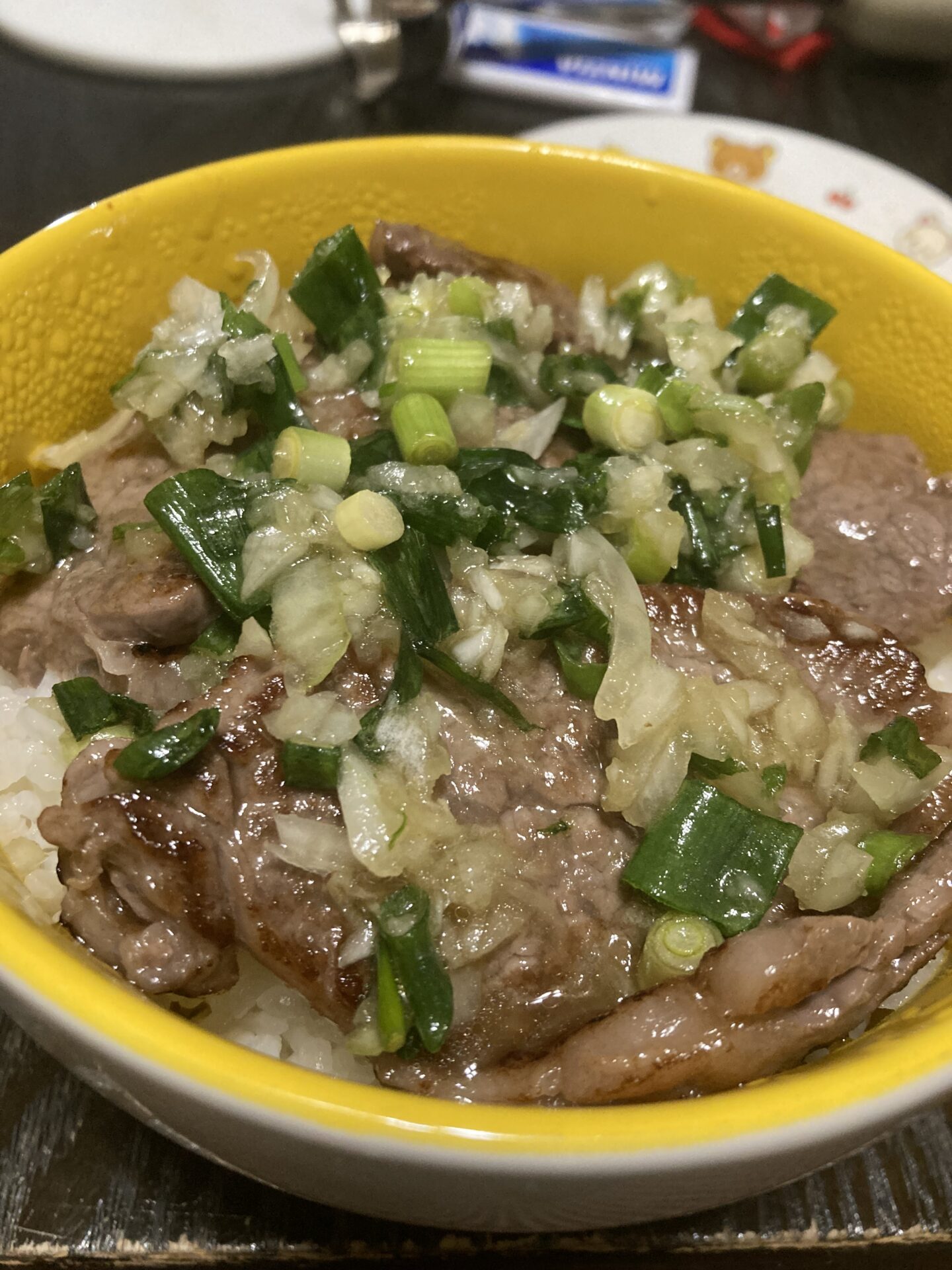 ネギ塩と玉ねぎの焼き肉丼