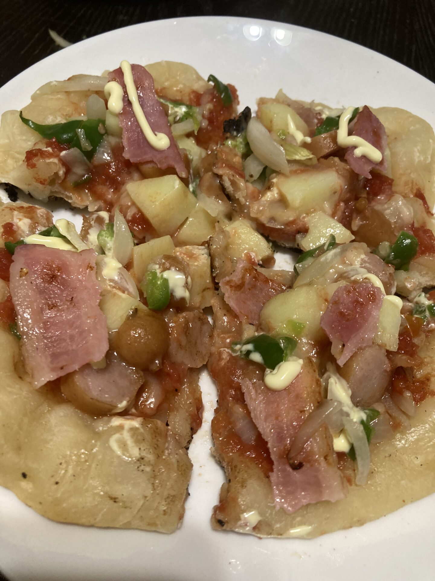 強力粉で生地からベーコンジャーマンポテトマヨピザをつくる。