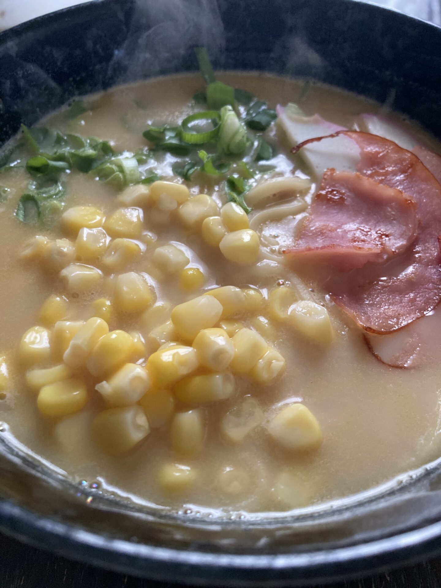 東マルラーメンの素を使った簡単アレンジ、コーンと味噌バターラーメン