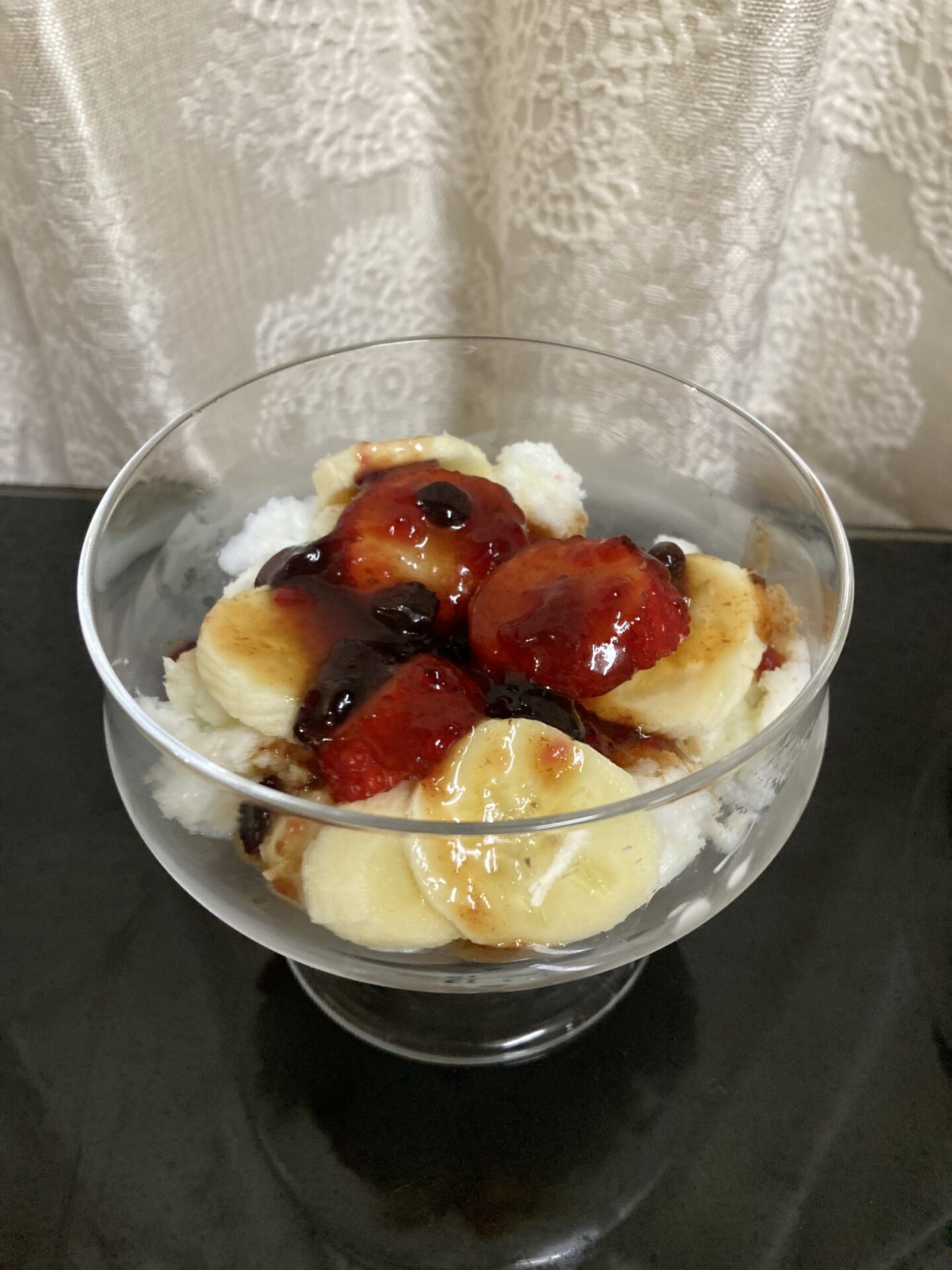 カラメルブルベリーソースのフルーツアイス