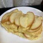 混ぜるだけで作れる！リンゴ煮のケーキ