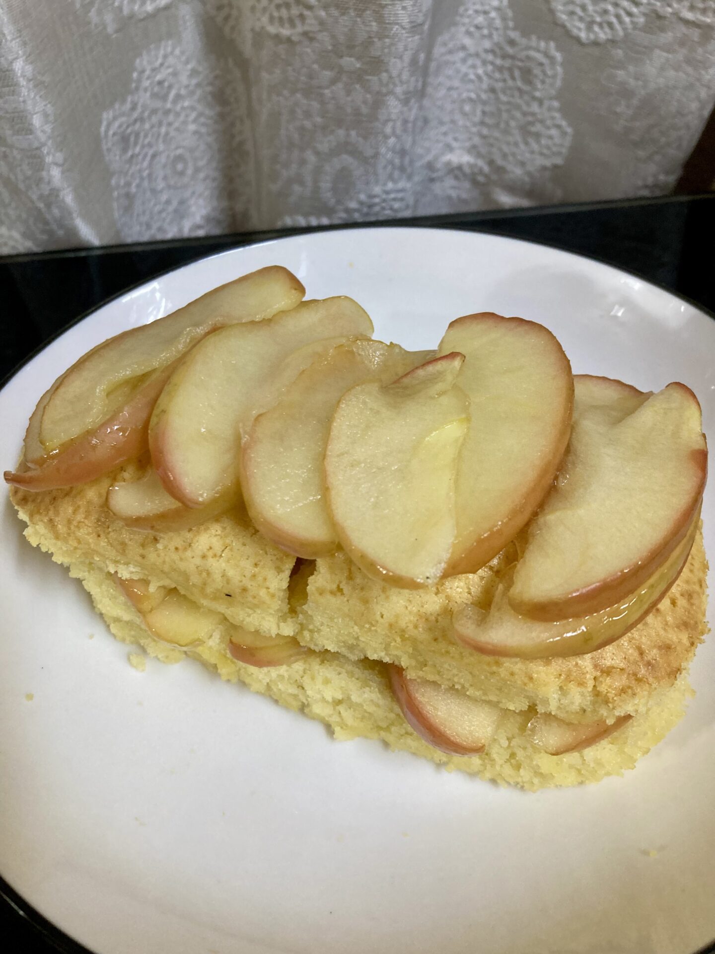 混ぜるだけで作れる！リンゴ煮のケーキ