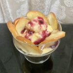ブルーベリーのソースと煮リンゴのアイス