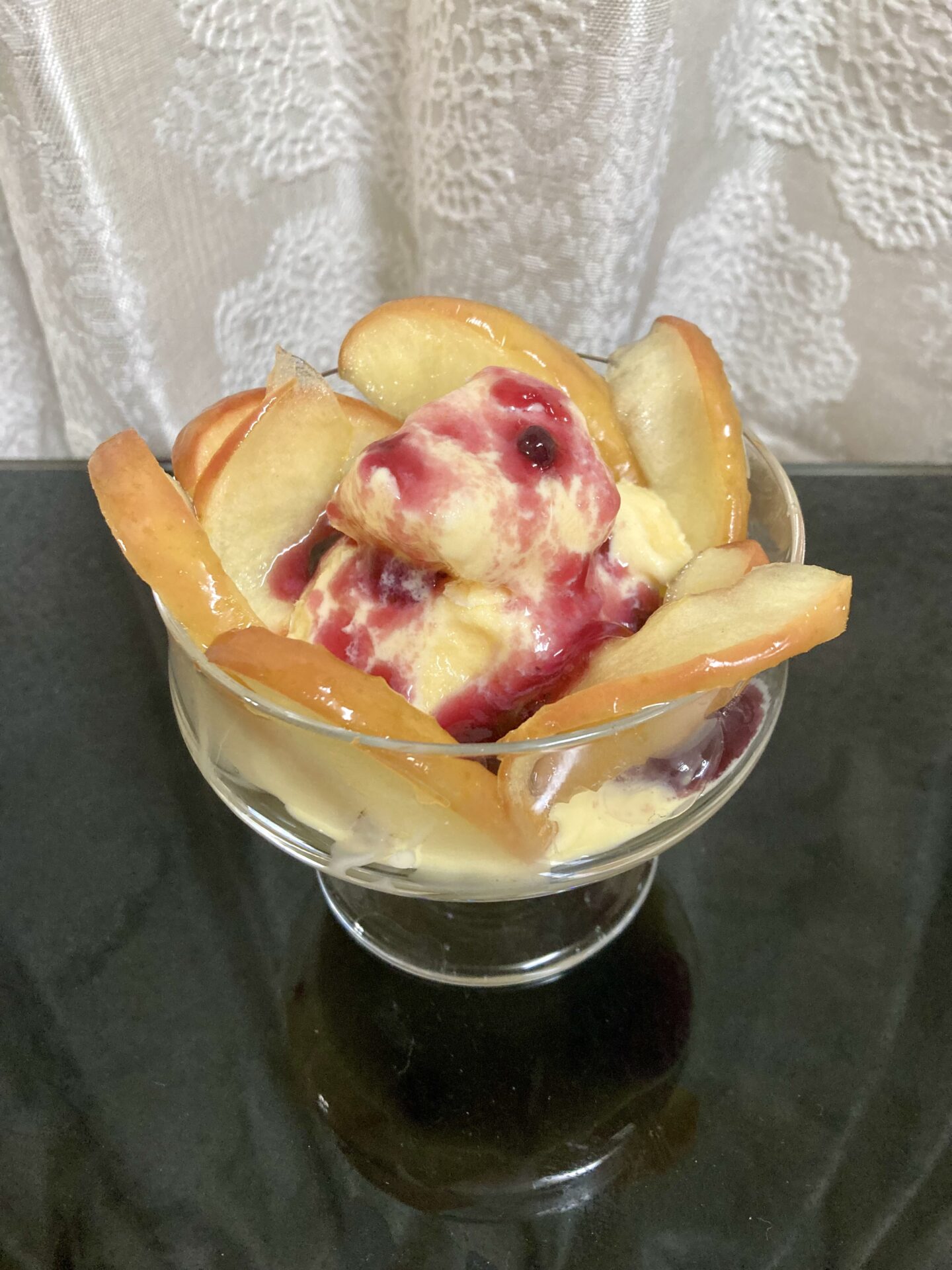 ブルーベリーのソースと煮リンゴのアイス