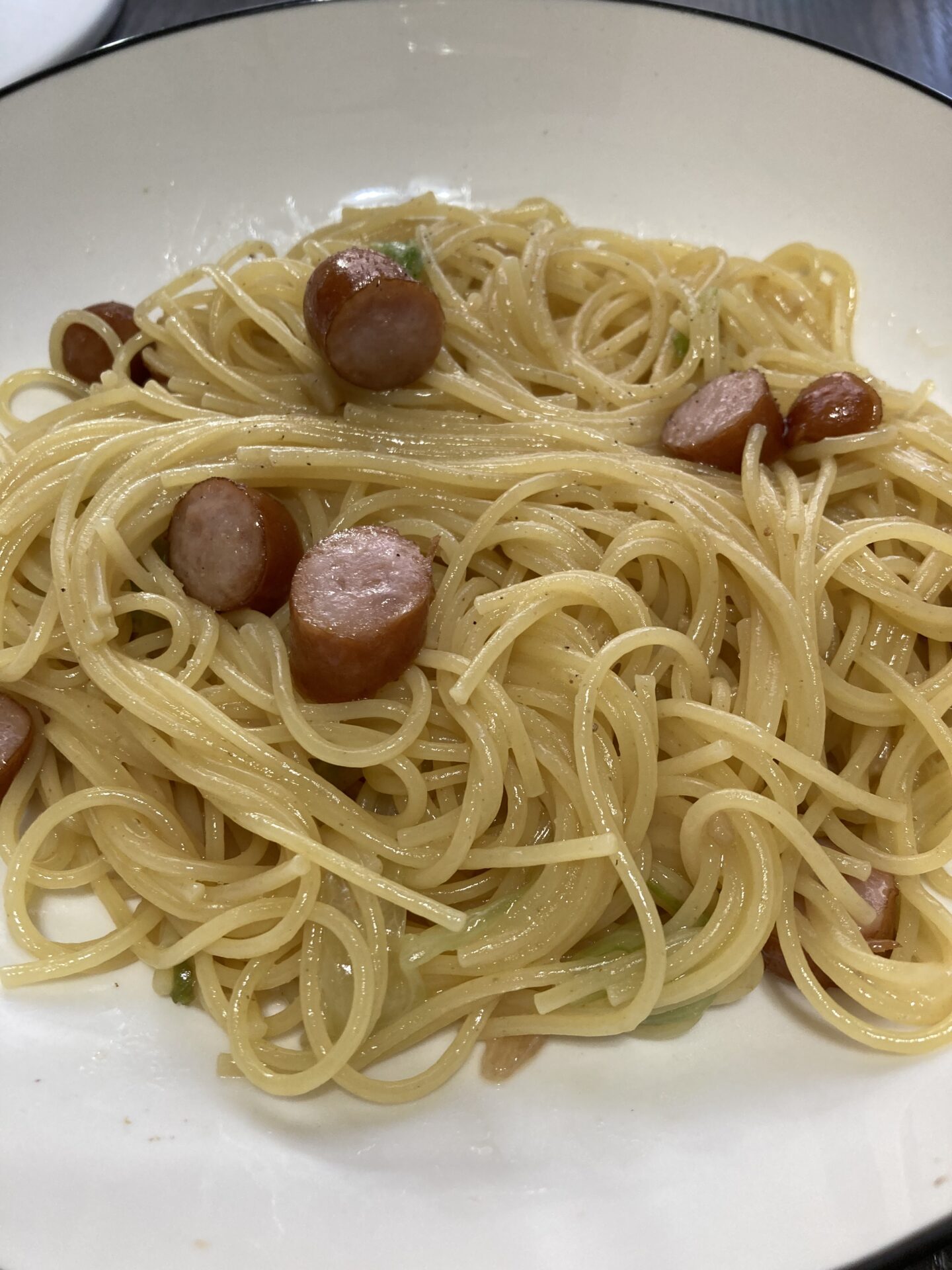 簡単で洗い物が少なく美味しい！ウィンナーとキャベツのペペロンチーノパスタ